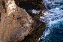 Male cliff diver in action at the ocean cliffs of oahu, hawaii — Stock Photo