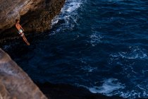 Maschio scogliera subacqueo in azione presso le scogliere dell'oceano di oahu, hawaii — Foto stock