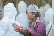 Молодой мраморный резчик, вырезающий статую Будды, Мандалай, Мьянма — стоковое фото