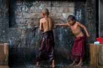 Monges noviços lavando debaixo d 'água fora, perto de Hsipaw, Mianmar — Fotografia de Stock