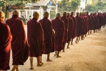 Monges na rua alinhados e recebendo esmolas, Nyaung U, Bagan, Myanmar — Fotografia de Stock