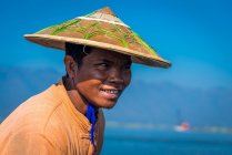 Retrato de Intha fisherman, Lake Inle, Nyaungshwe, Myanmar - foto de stock