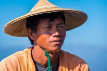Portrait de pêcheur Intha, Lac Inle, Nyaungshwe, Myanmar — Photo de stock