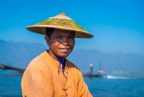 Рибалка Інта проти ясного блакитного неба, озеро Інле, Ньяунгсве, М'янма. — стокове фото