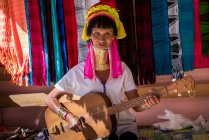 Senior donna birmana della tribù Kayan (AKA Padaung, collo lungo) che suona uno strumento musicale simile alla chitarra, vicino a Loikaw, stato di Kayah, Myanmar — Foto stock
