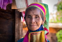 Старшая бирманка из племени Каян (он же Падаунг, длинношейный) улыбается в камеру, рядом с Лойко, Мьянма — стоковое фото