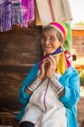 Старшая бирманка из племени Каян (он же Падаунг, длинношейный) улыбается в камеру, рядом с Лойко, Мьянма — стоковое фото
