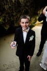 Ragazzo di nove anni che tiene un orologio da tasca sulla spiaggia di San Diego — Foto stock