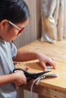 Девушка, обрезающая книгу ручной работы — стоковое фото