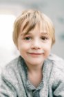Porträt eines kleinen blonden Jungen mit neutralem Ausdruck — Stockfoto