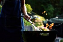 Una buena barbacoa en el fuego de la carne y verduras - foto de stock