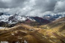 Valle entre altas montañas de los Andes en el sendero Rainbow Mountain (Vinicunca), Pitumarca, Perú - foto de stock