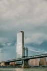 Ponte de Brooklyn com vista para edifícios da cidade de Nova Iorque — Fotografia de Stock