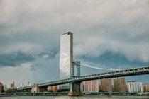 Skyline de la ville de New York avec gratte-ciel et pont — Photo de stock