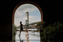 Giovane asiatico uomo running in the city — Foto stock