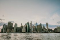 Ciudad de Nueva York skyline sobre el puerto - foto de stock