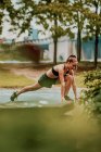 Jovem mulher exercitando ao ar livre no parque — Fotografia de Stock
