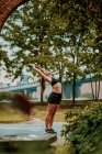Jovem mulher exercitando ao ar livre no parque — Fotografia de Stock