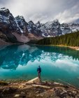 Красивий краєвид і озеро з людиною на фоні природи — стокове фото