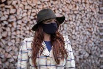 Une femme portant un masque regardant hors caméra — Photo de stock