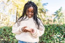 Schöne afrikanische Mädchen desinfiziert ihre Hände, um Covid19 — Stockfoto