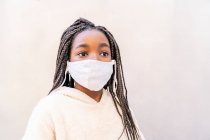 Schöne afrikanische Mädchen posiert mit ihrer Maske — Stockfoto
