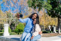 Madre prendendo un selfie con la sua piccola figlia — Foto stock