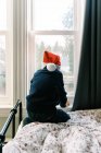 Menino olhando para a janela, criança feliz no inverno — Fotografia de Stock