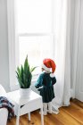 Petite fille regardant par la fenêtre attendant le Père Noël à Noël — Photo de stock