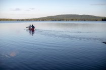 Couple paddle boating on beautiful pond — Fotografia de Stock