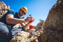 Альпинист делает эспрессо с портативным кофеваркой — стоковое фото