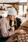 Молодая женщина создает рождественские украшения из глины — стоковое фото