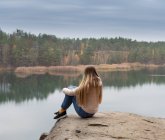 Bela mulher olhando para o lago — Fotografia de Stock