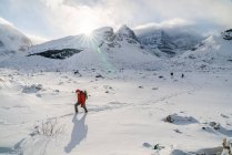 Snowshoeing nas rochas canadenses durante o inverno — Fotografia de Stock