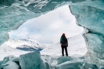 Explorando cuevas de hielo en las montañas rocosas canadienses - foto de stock