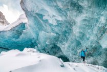 Explorando cuevas de hielo en las montañas rocosas canadienses - foto de stock