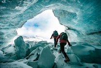 Alpinistas explorando dentro de geleiras em Jasper — Fotografia de Stock