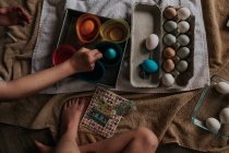 Overhead shot of children dying eggs for easter — Stock Photo