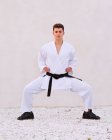 Adolescente ragazzo karate esperto praticare posizioni di combattimento con hi — Foto stock