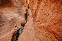 Jeune homme explorant les canyons à créneaux étroits à Escalante, en été — Photo de stock