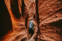 Jeune homme explorant les canyons à créneaux étroits à Escalante, en été — Photo de stock