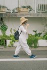 Fille marche à travers les rues japonaises boire du café — Photo de stock