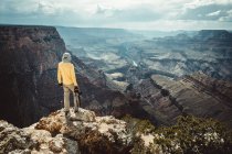 Mann beobachtet Colorado River vom Grand Canyon Dorf aus — Stockfoto