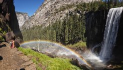 Chutes vernales dans le parc national Yosemite avec un arc-en-ciel — Photo de stock