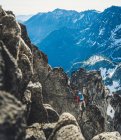 Hombre escalando roca cara en las montañas de Washington - foto de stock