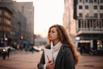 Retrato de estudiante adolescente de pie en la ciudad durante el otoño - foto de stock