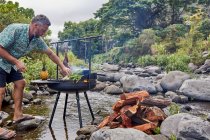 Chef bereitet Grillen auf dem Campingplatz Küche in der Nähe von Bach — Stockfoto