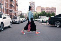 Due giovani donne con le borse della spesa che camminano nella città del mattino — Foto stock