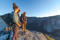 Tre escursionisti in cima a El Capitan nella Yosemite Valley al tramonto — Foto stock