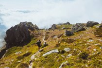 Jeune homme avec lors d'une randonnée dans la crête de la montagne, Cantabrie — Photo de stock